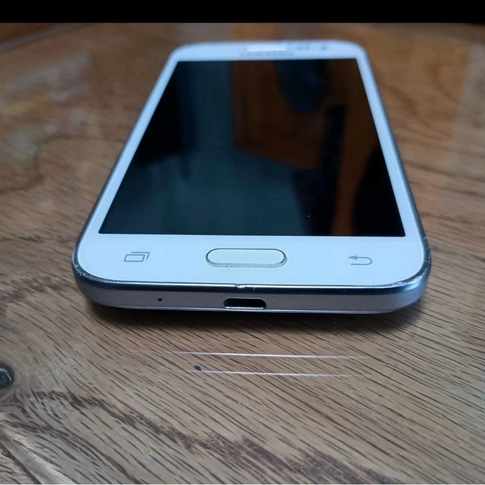 Samsung White Smartphone with Sleek Design and Rounded Corners